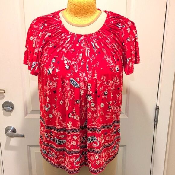 Style & Co. Tops - EUC Style & Co 1X Red Floral Paisley Top with Pleated Statement Neckline